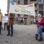 Solidaritätsaktion_gegen_RassismusJetzt Hier/Kultur vor Ort e.V. und die Überseekirche laden euch herzlich zu einer gemeinsamen Solidaritätsaktion ein. Anlass sind anonyme rassistische Anfeindungen, die in den vergangenen Wochen gegen Nachbar:innen gerichtet wurden. Wir wollen ein starkes Zeichen setzen – gegen Rassismus und für Vielfalt!Wann? Dienstag, 5. November 2024, ab 15 UhrWo? Überseewiese, Konsul-Smidt-Str. 33