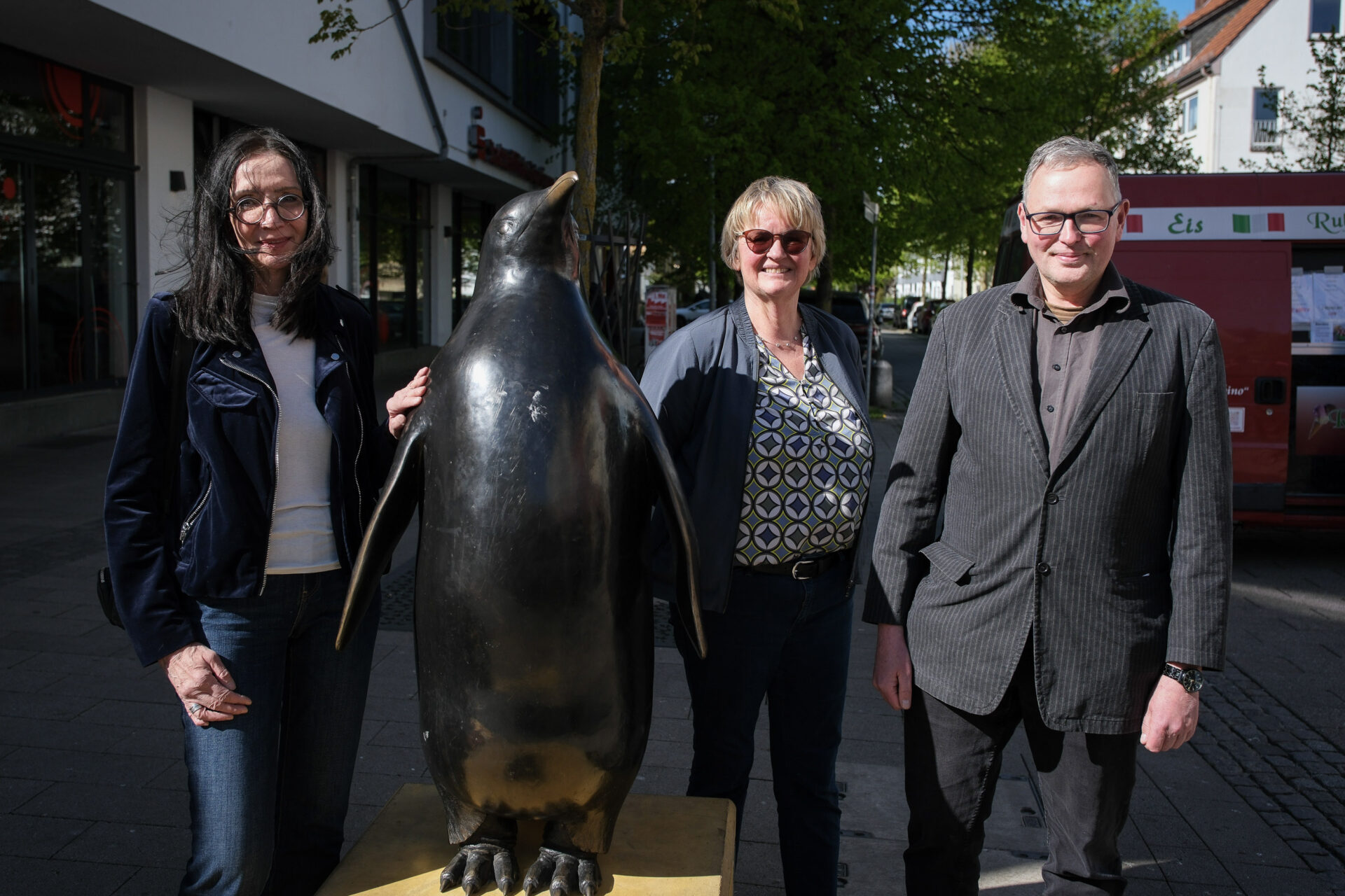 Gruppenbild an der Pinguin Bronzestatue.