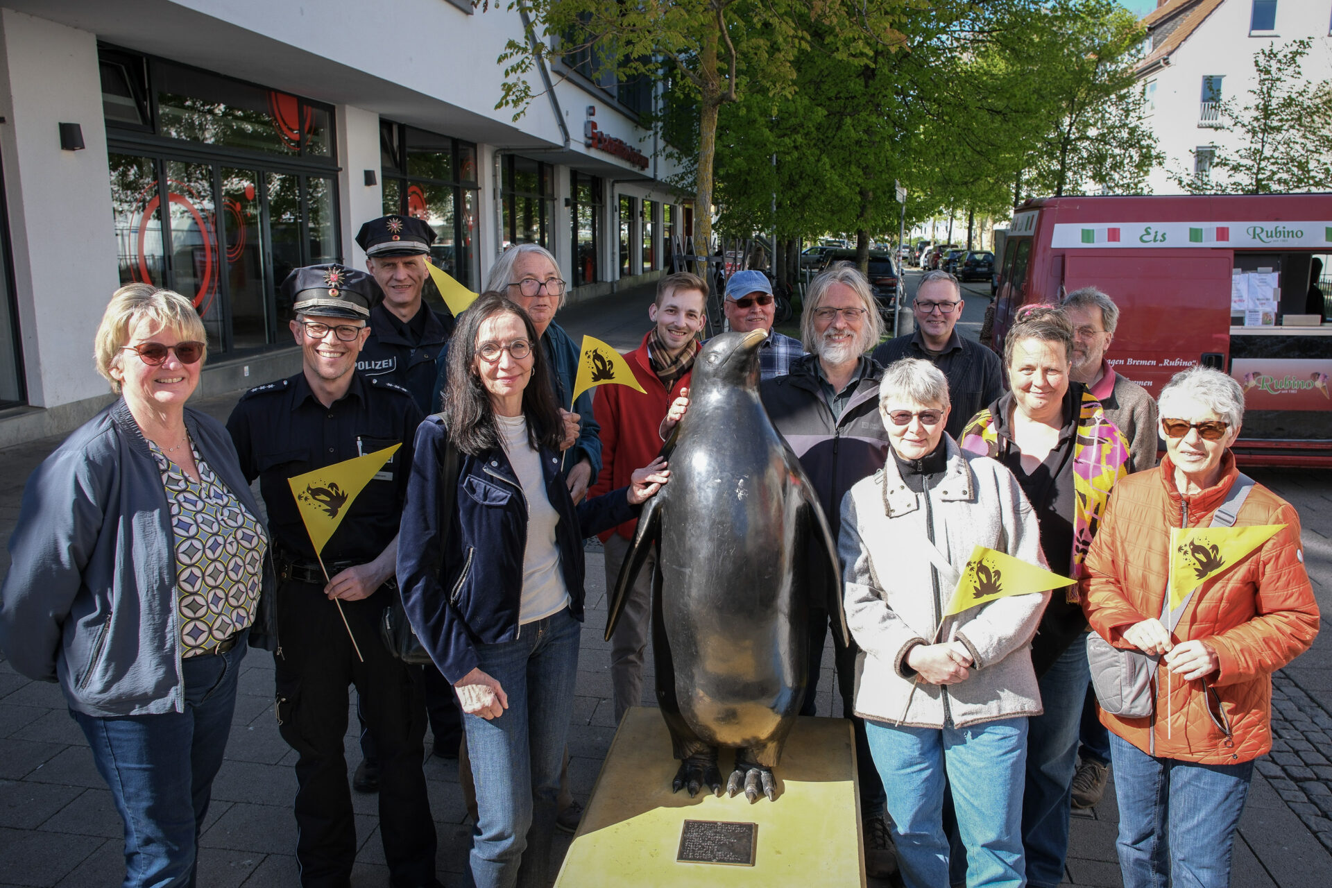 Gruppenbild an der Pinguin Bronzestatue.