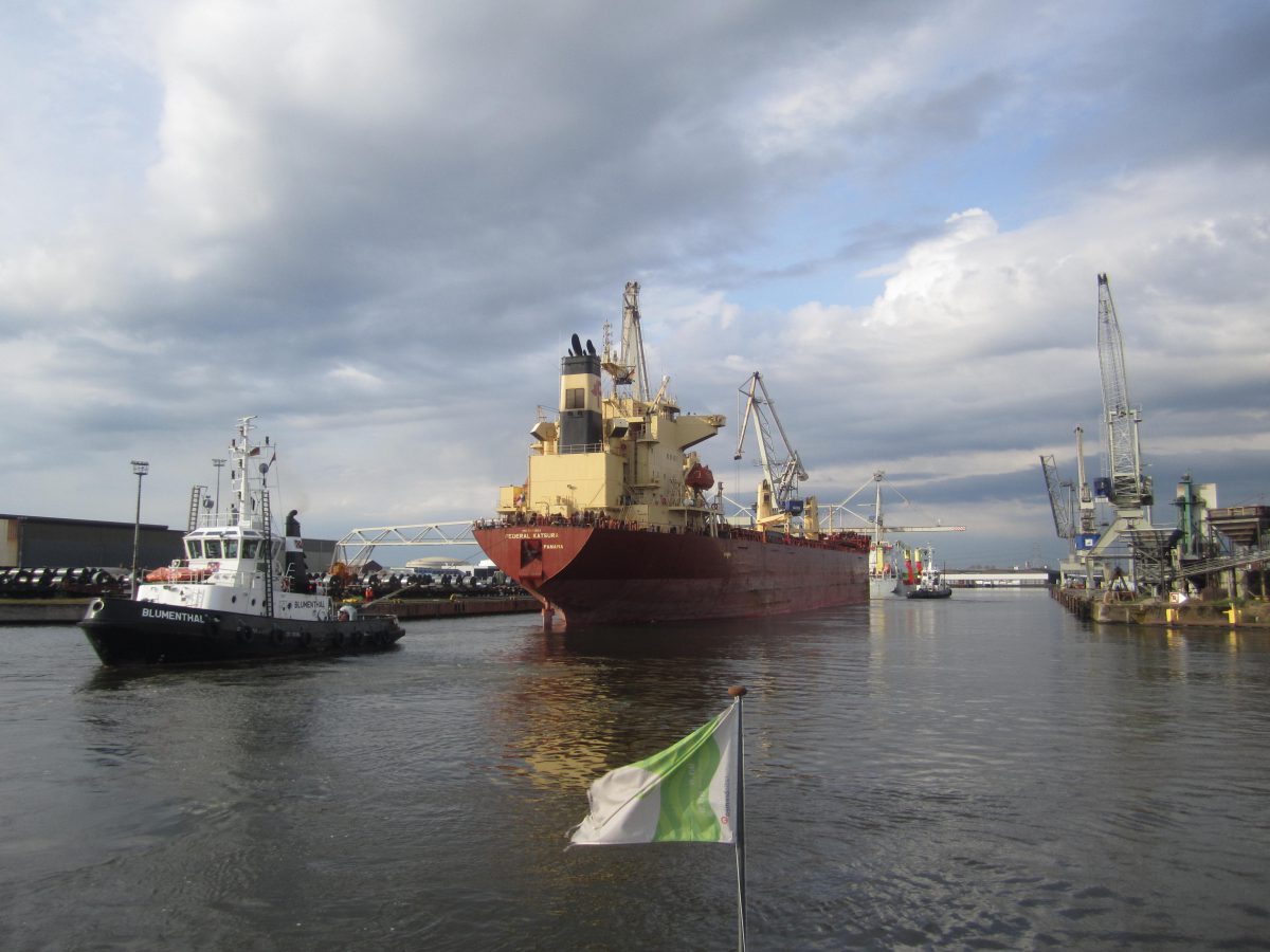 Hinter der Oslebshauser Schleuse befindet sich der Bremer Industriehafen. Zu sehen sind Schiffe, die ent- und beladen werden.