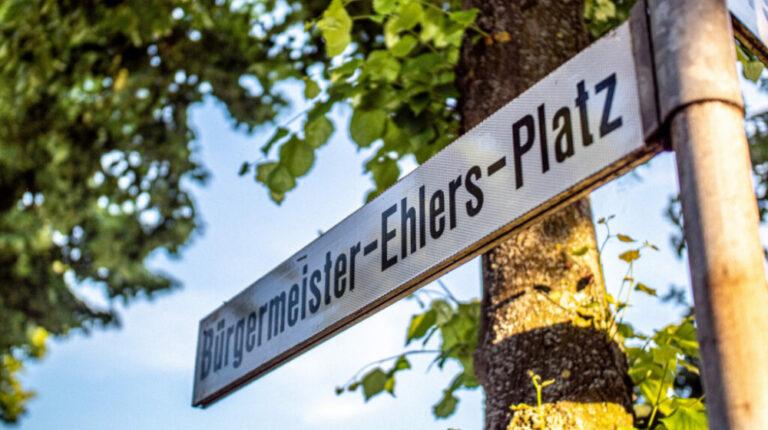 Das Straßenschild vom Bürgermeister-Ehlers-Platz
