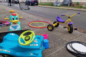 Spielzeuge stehen bei der temporären Spielstraße am Liegnitzplatz zur Verfügung