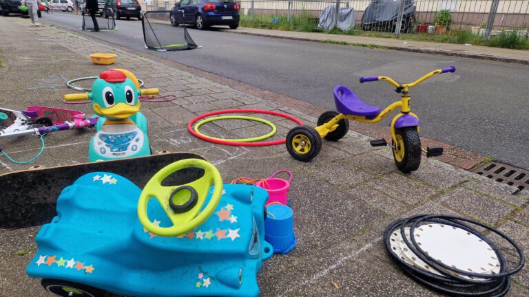 Spielzeuge stehen bei der temporären Spielstraße am Liegnitzplatz zur Verfügung