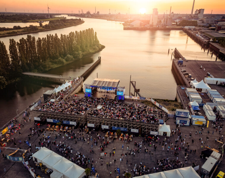 Eine Luftaufnahme vom Festivalgelände der Seebühne Bremen auf dem Außengeländ der Waterfront Bremen in Gröpelingen