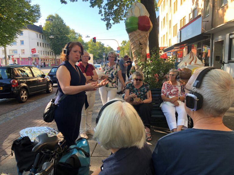 Die Erzählerin Luise Gündel erzählt die Geschichte von Mandelkrokant bei der Eisdiele Eis Molin