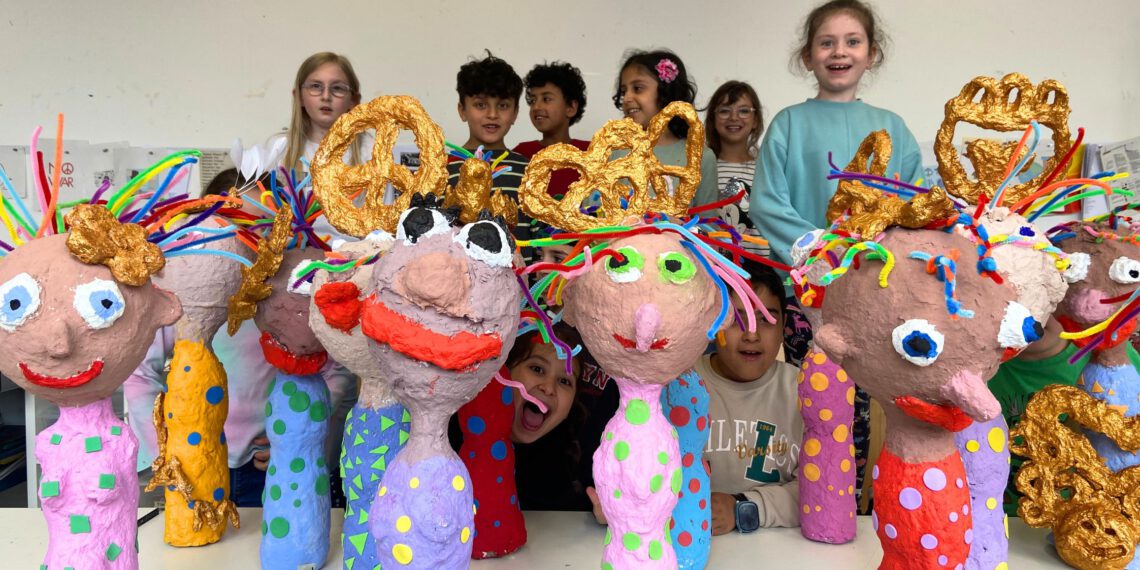 Die Kinder aus dem Atelier Roter Hahn und ihre Skulpturen, die sie in einer Ausstellung zeigen.