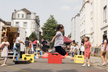 Sommerfest mit Spielstraße im Liegnitzquartier. Zu sehen sind spielende Kinder.