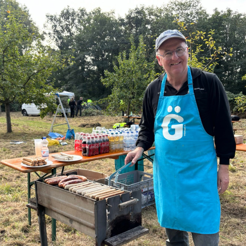 Auszubildende von der J. Müller GmbH bei einer Hilfsaktion im Apfelkulturparadies