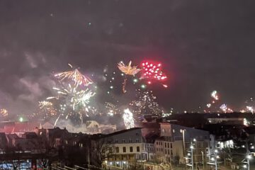 Über dem Stadtteil ist das Neujahrs-Feuerwerk zusehen