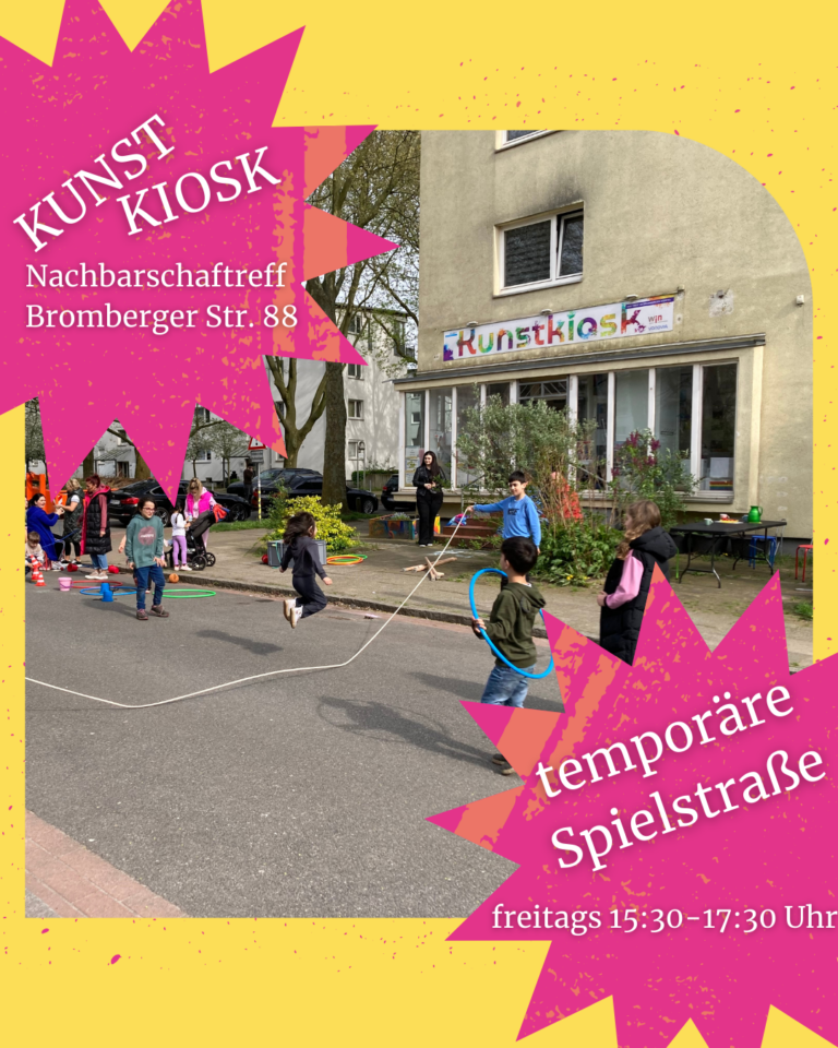 Kinder spielen auf einer für den Verkehr abgesperrten Straße. Sie spilen zum Beispiel Seilhüpfen.