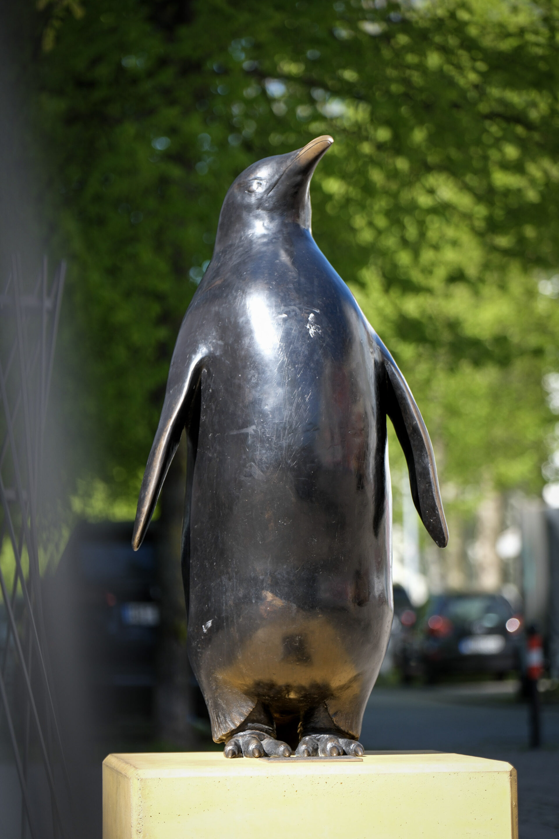 Die Skulptur eines Pinguins aus Bronze.