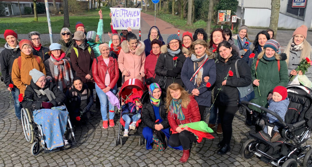 Gruppenfoto von Frauen bei einem Spaziergang zum Weltfrauentag