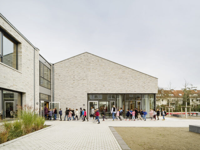 Der Schulhof der Grundschule Pastorenweg ist zu sehen mit Kindern