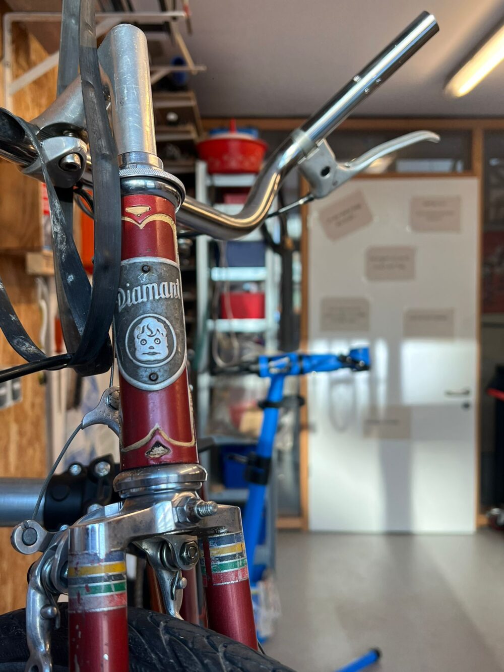 Die Fahrradgabel eine älteren Fahrrades der Marke "Diamant" ist im Anschnitt zu sehen.