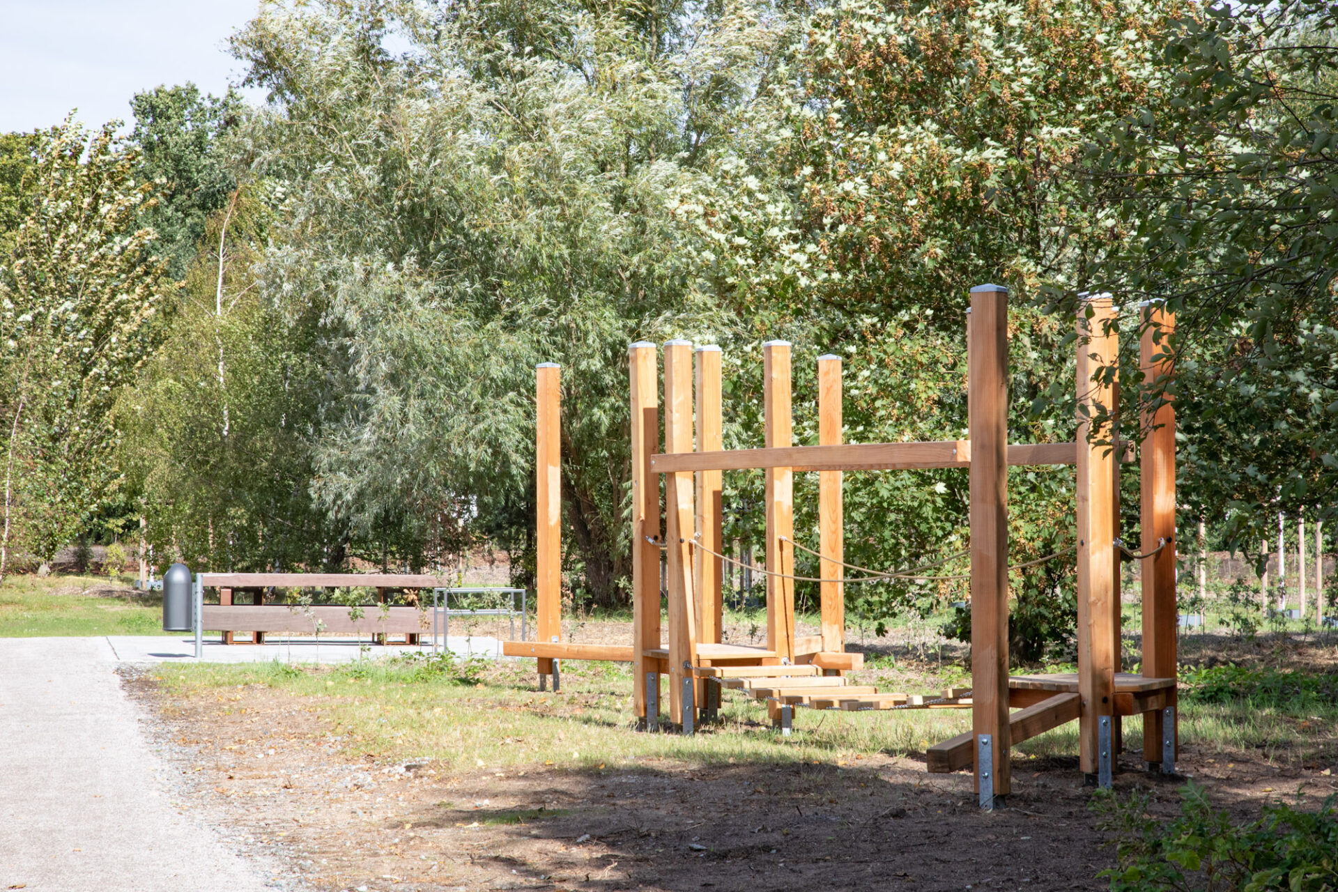 Eine Parkanlage mit Spielgeräten