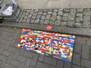 Zu sehen ist eine Rollstuhlrampe aus Legoteilen. 