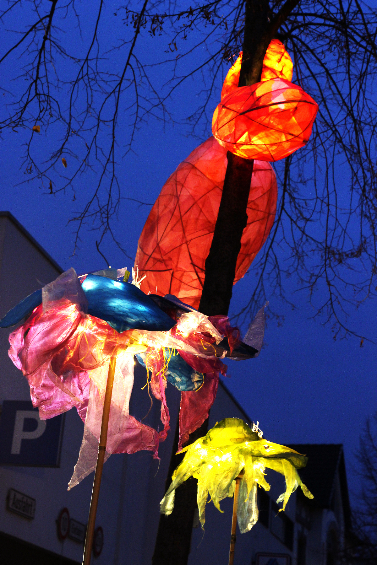 Lichtobjekte auf Stablampen vor einem Nachthimmel