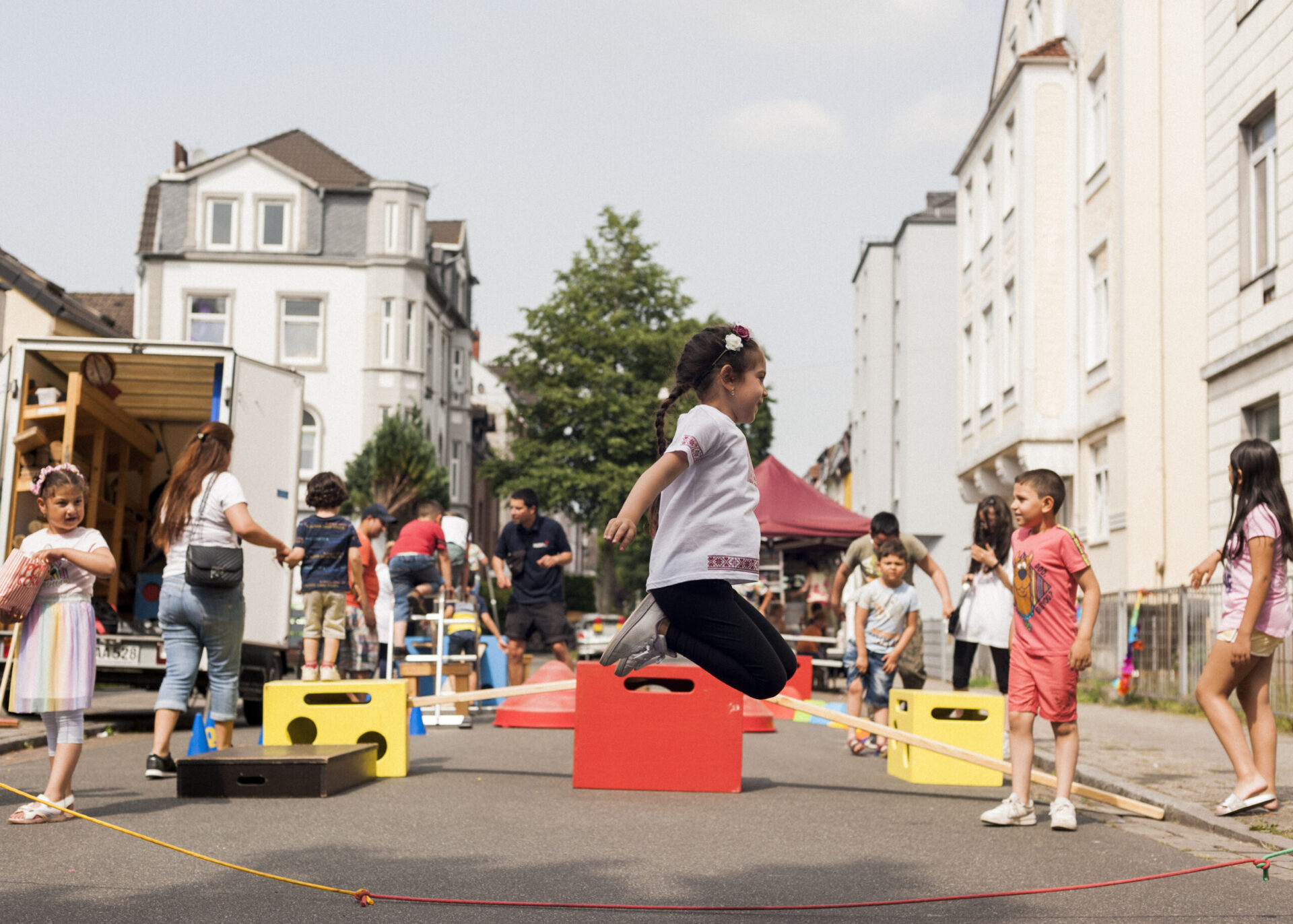 Sommerfest mit Spielstraße im Liegnitzquartier. Zu sehen sind spielende Kinder.