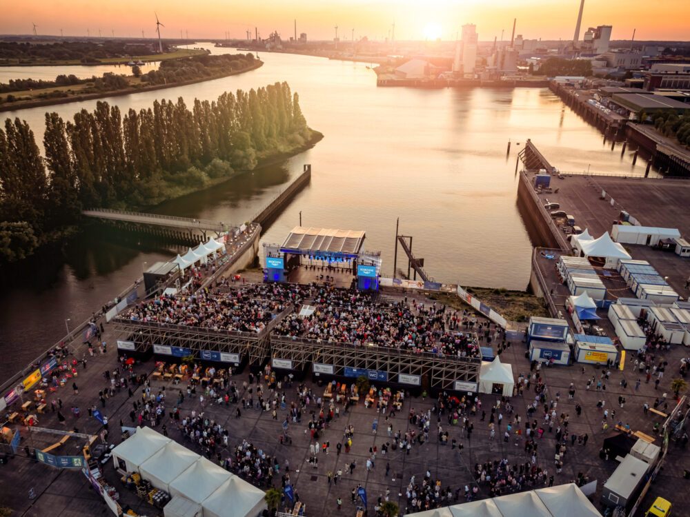 Eine Luftaufnahme vom Festivalgelände der Seebühne Bremen auf dem Außengelände der Waterfront Bremen in Gröpelingen.