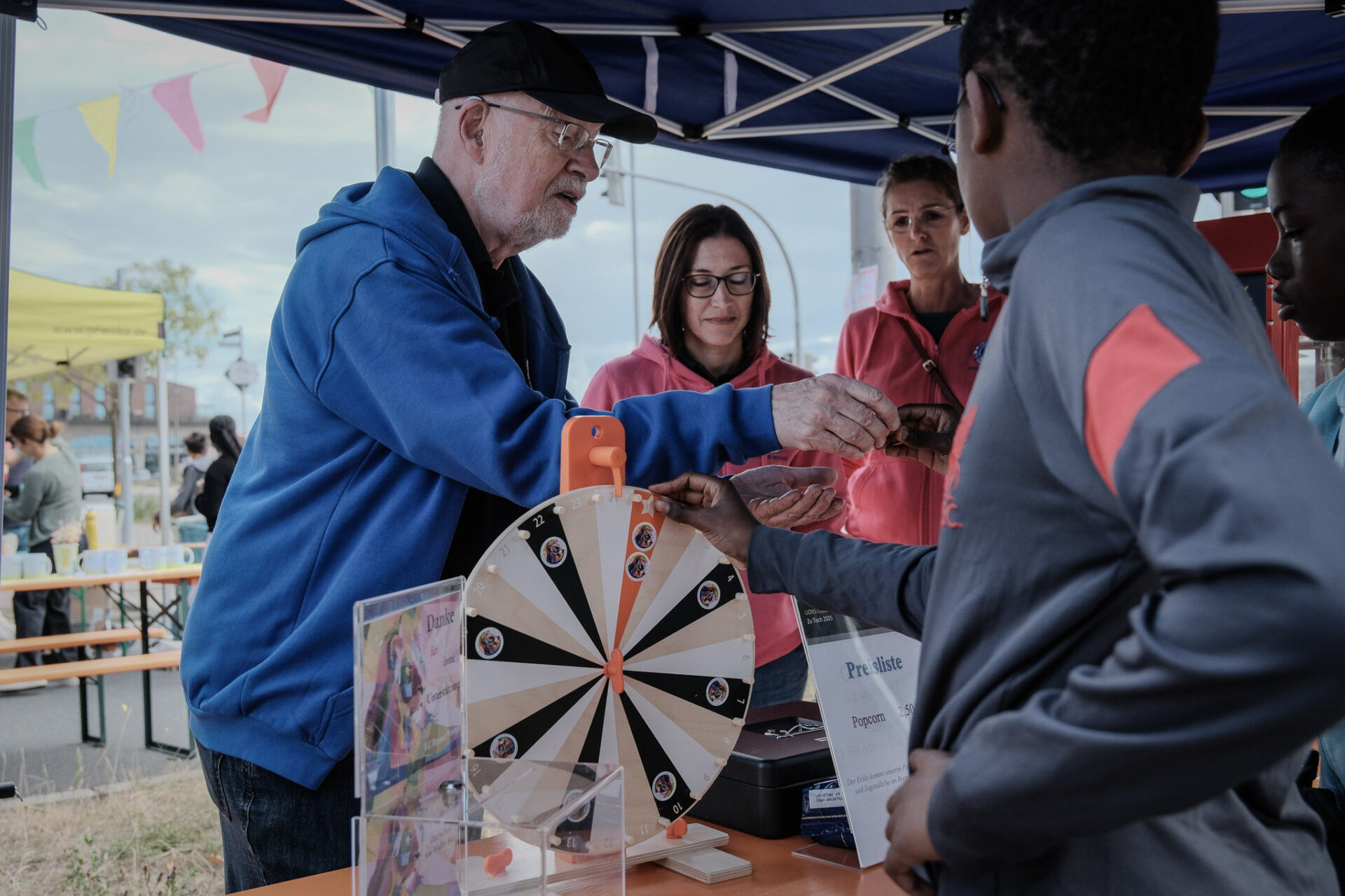 Am Stand vom Lions Club Bremer Westen wird ein Glücksrad gedreht.