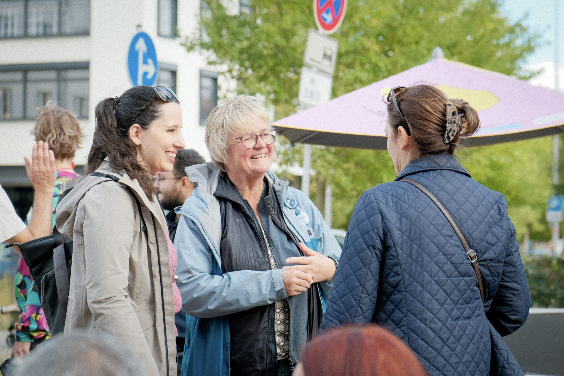 EIn Team von Kultur Vor Ort unterhält sich und lacht. Es sind drei Frauen.