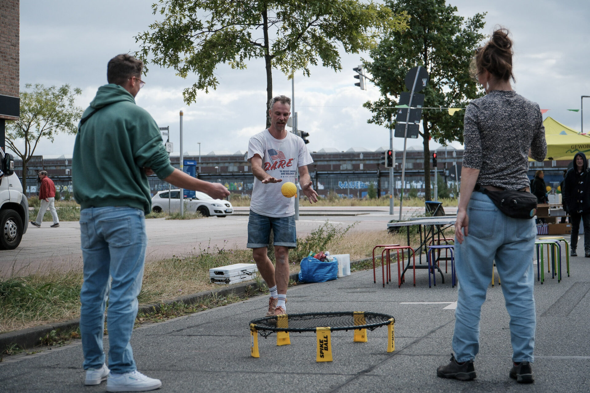 Drei Personen spielen Speedball auf der Straße.