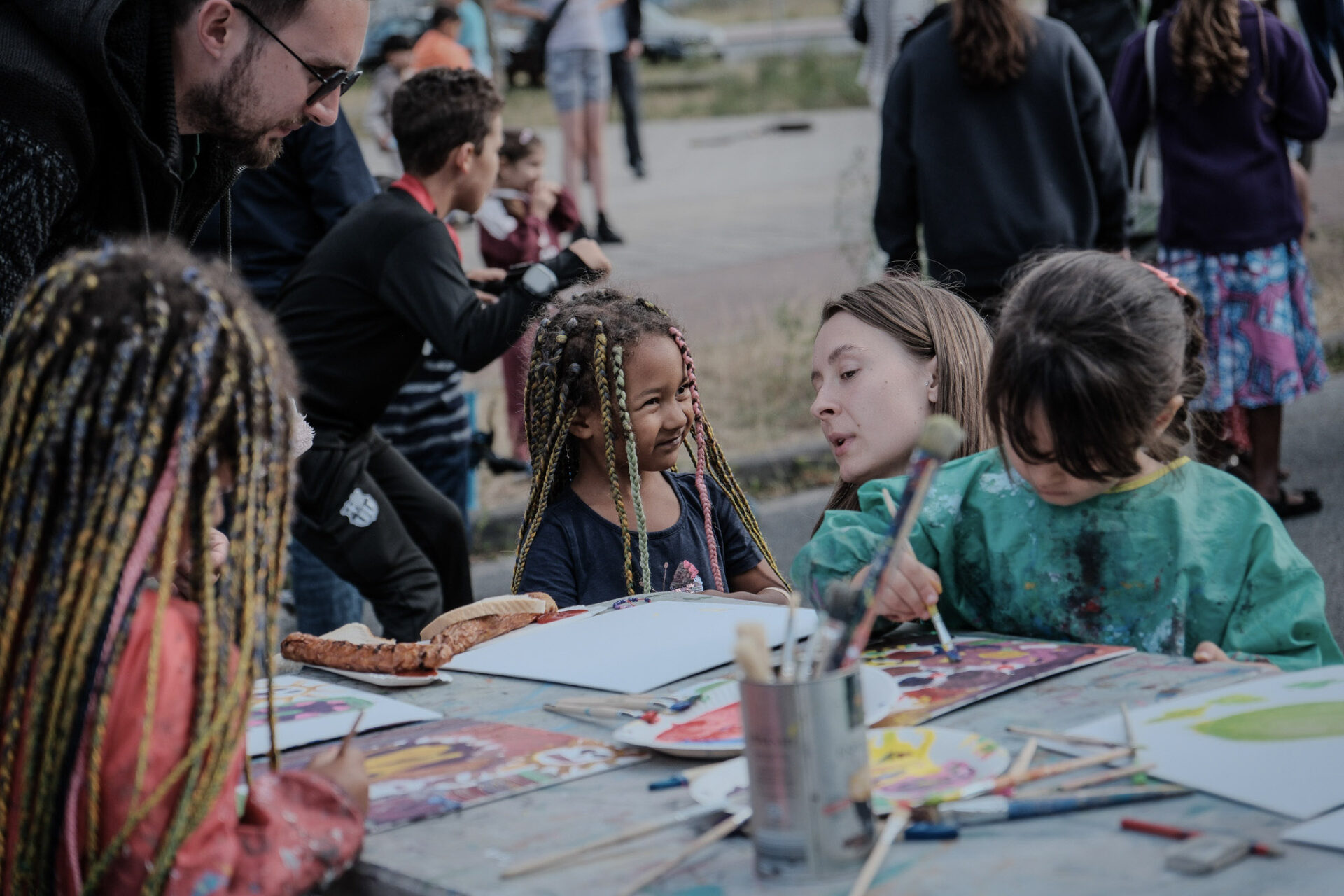 Kinder sind kreativ beim Tisch des Mobilen Ateliers und Kinderkunstwerkstatt.