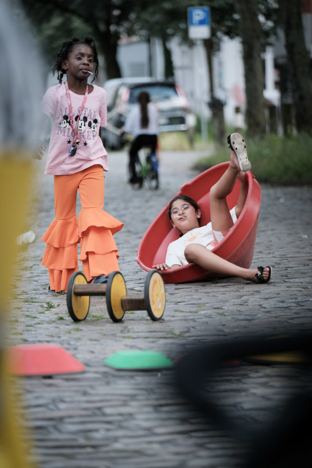 Auf einer Straße sind zwei vergnügt spielende Kinder