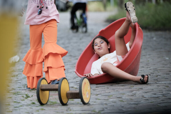 Auf einer Straße sind zwei vergnügt spielende Kinder