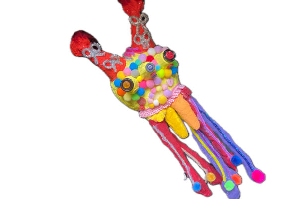 Ein Kuscheltier wurde mit bunten Knöpfen dekoriert.