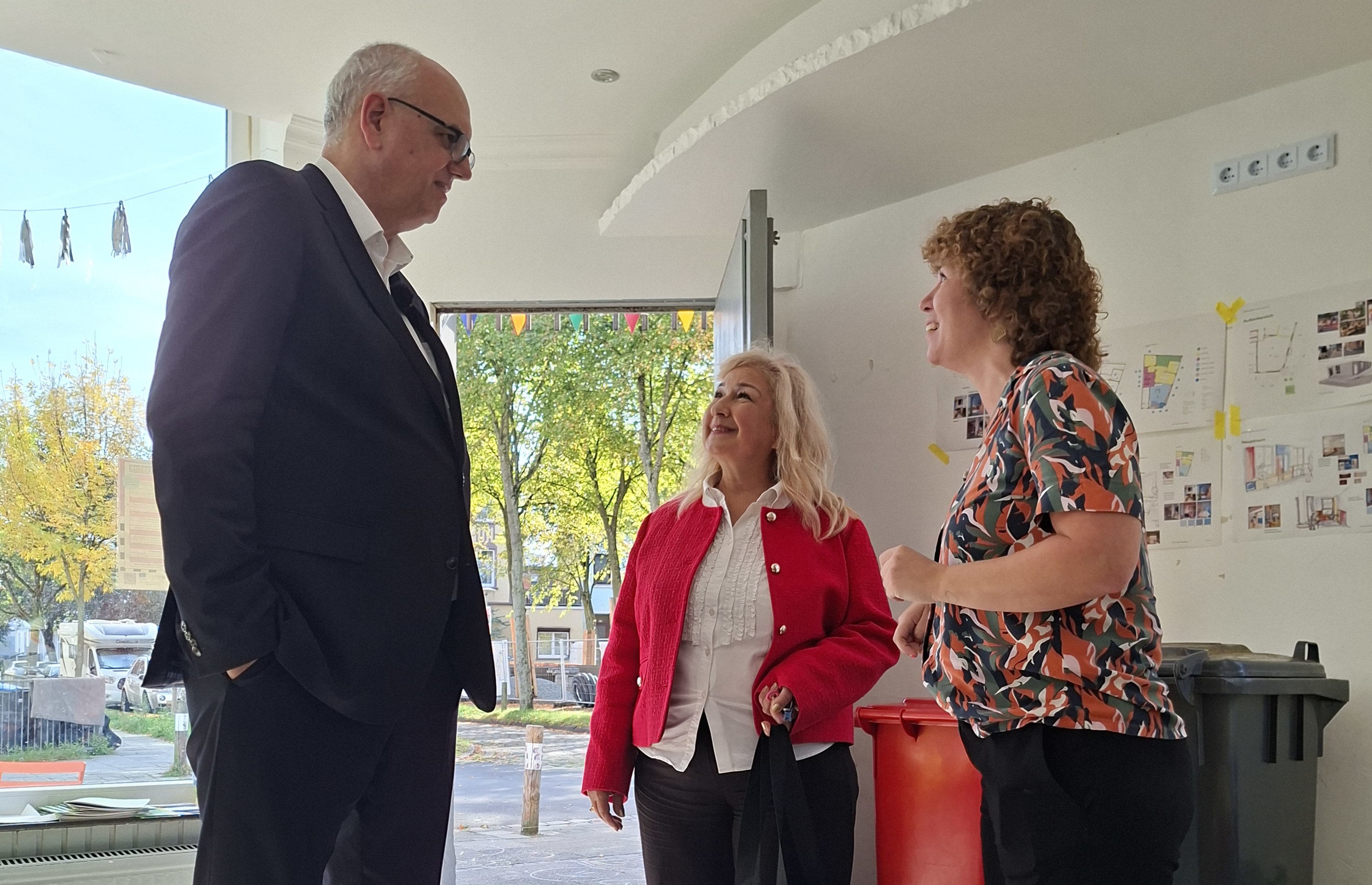Bürgermeister andreas Bovenschulte mit Ersther Rumhor und Silvia Maliky im Treff im Liegnitzquartier im Gespräch.