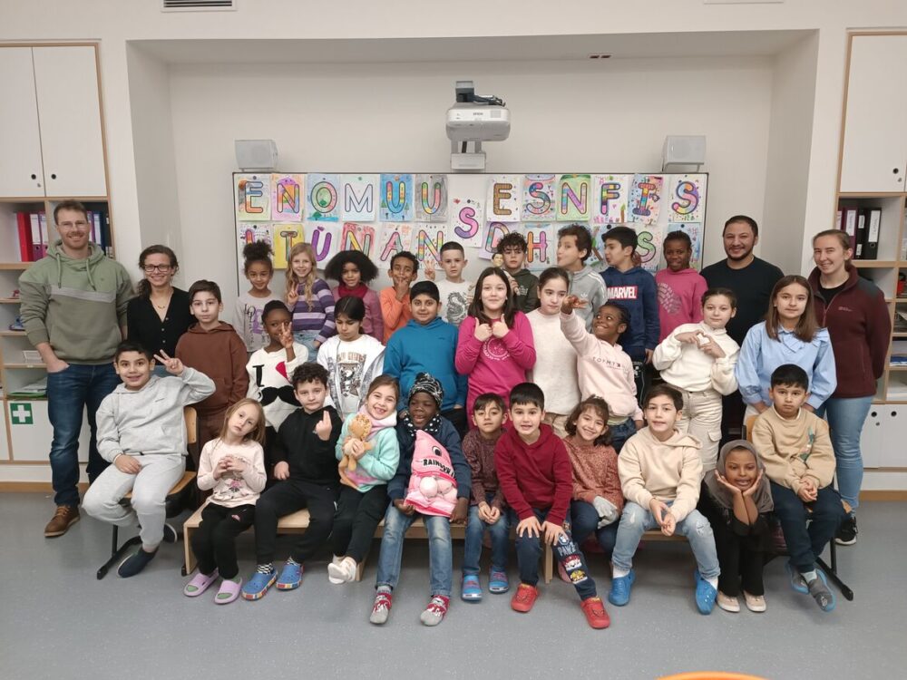 Ein Gruppenfoto von einer großen Grundschulklasse.