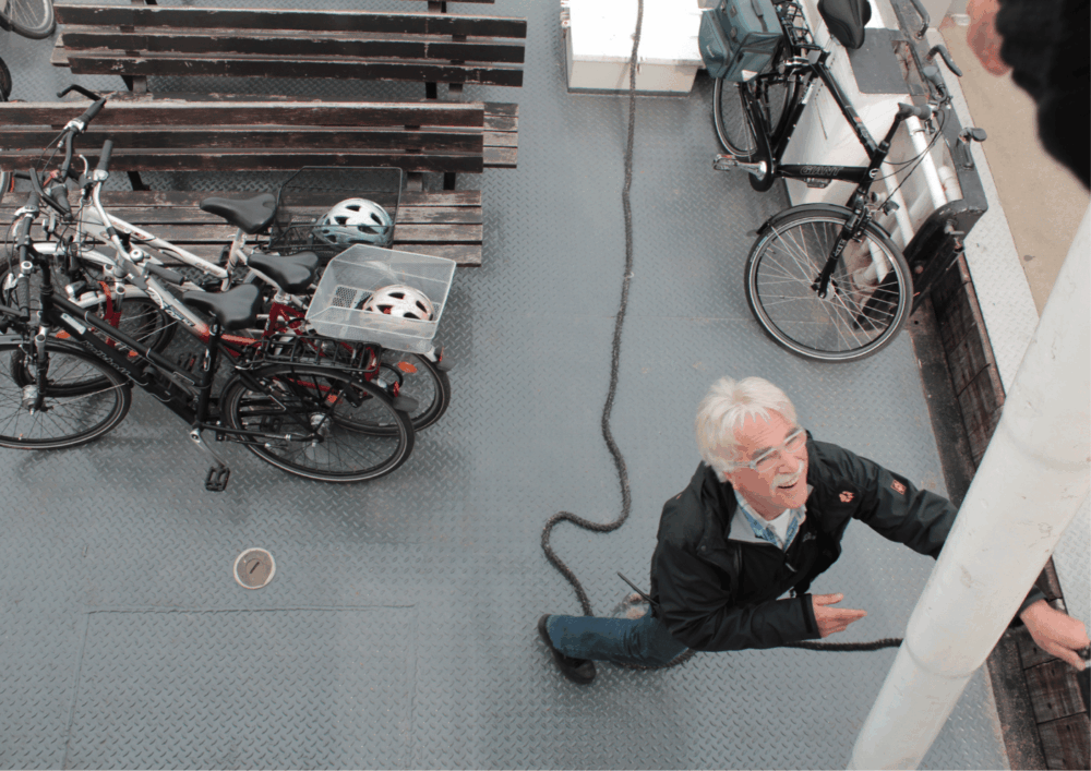 Dieter Stratmann in Aktion auf dem Fahrgastschiff Pusdorp.