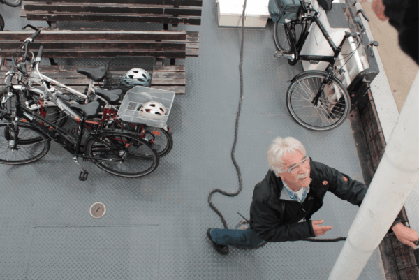 Dieter Stratmann in Aktion auf dem Fahrgastschiff Pusdorp.