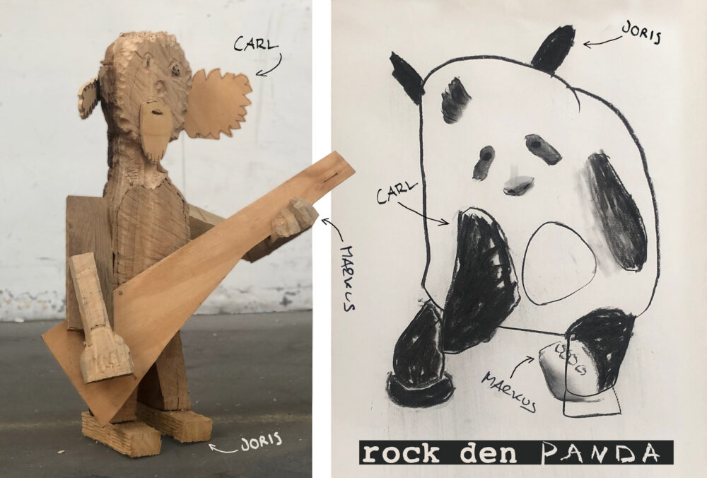 Das ist die Einladungskarte von der Ausstellung Rock den Panda auf der zwei figuren zu sehen sind. Eine ist aus Holz, die andere eine Zeichnung. Die Namen Carl, Joris und Markus sind dazugeschrieben ebenso wie der Titel der Ausstellung.