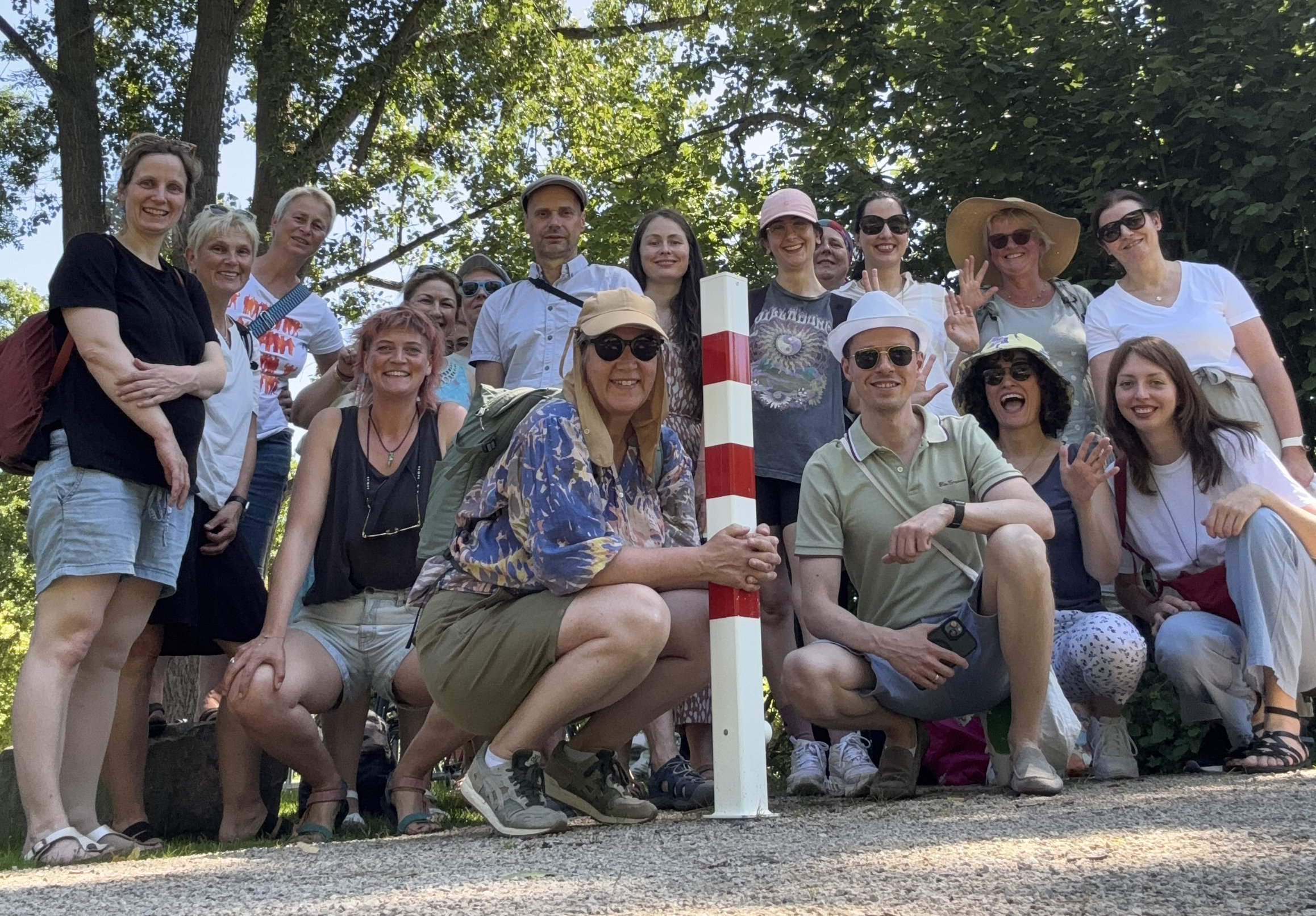 Das ist ein Gruppenfoto vom Team Kultur Vor Ort. Das Foto ist in sommerlicher Stimmung gehalten, im Hintergrund befinden sich Bäume.