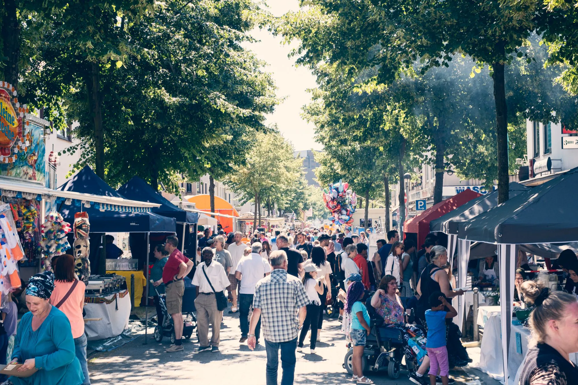 Das Festival Gröpelinger Sommer in der Lindenhofstraße mit vielen Ständen und Mitmach-Aktionen
