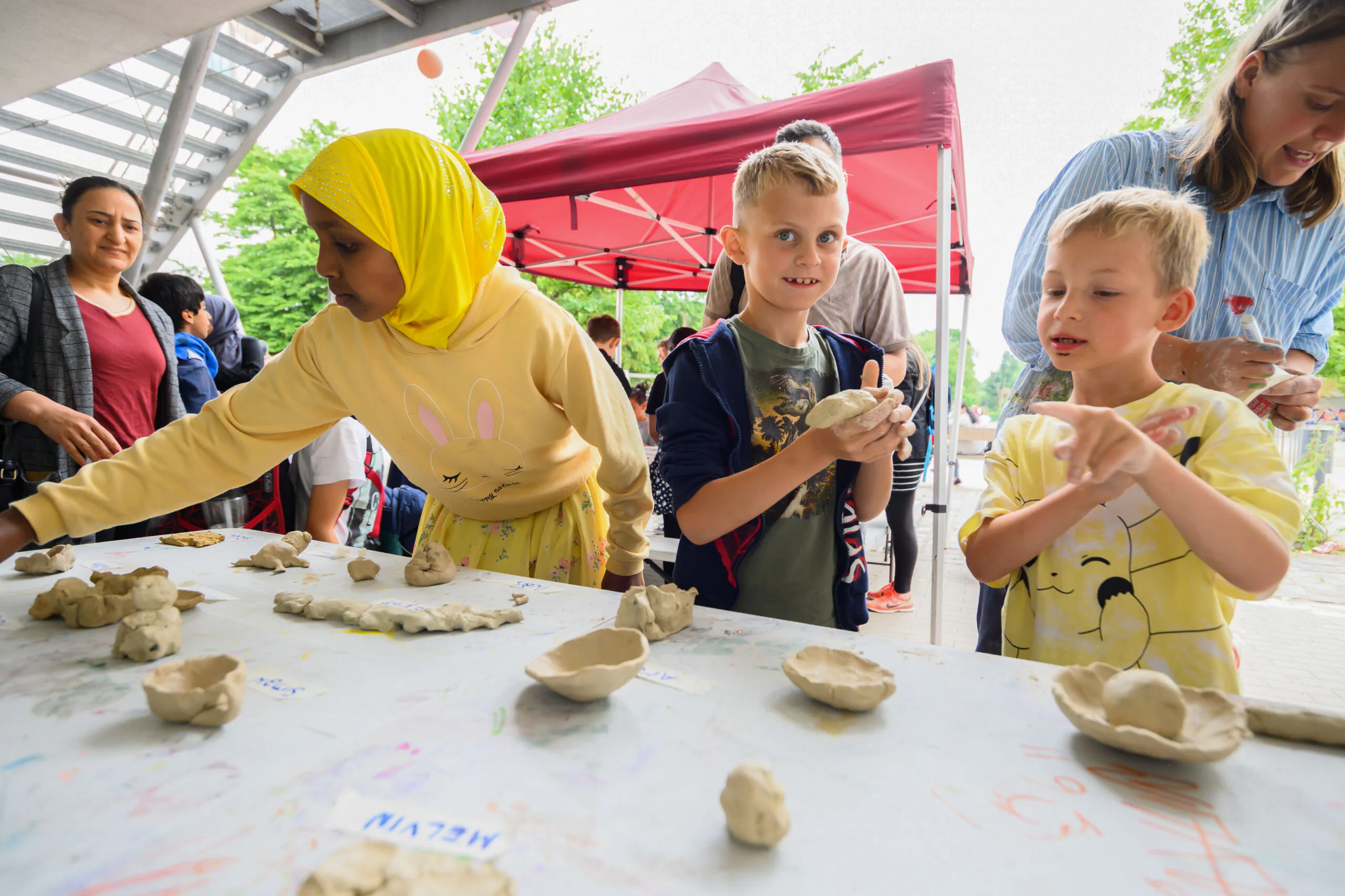Kinder machen Kunst beim Tag der offenen Tür im Quartiersbildungszentrum Morgenland.