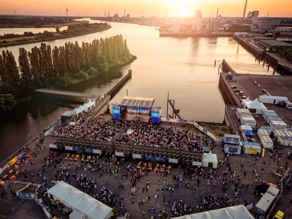 Eine Luftaufnahme vom Festivalgelände der Seebühne Bremen auf dem Außengelände der Waterfront Bremen in Gröpelingen.