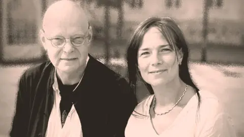Ein Mann und eine Frau blicken in die Kamera. Beide lächeln.