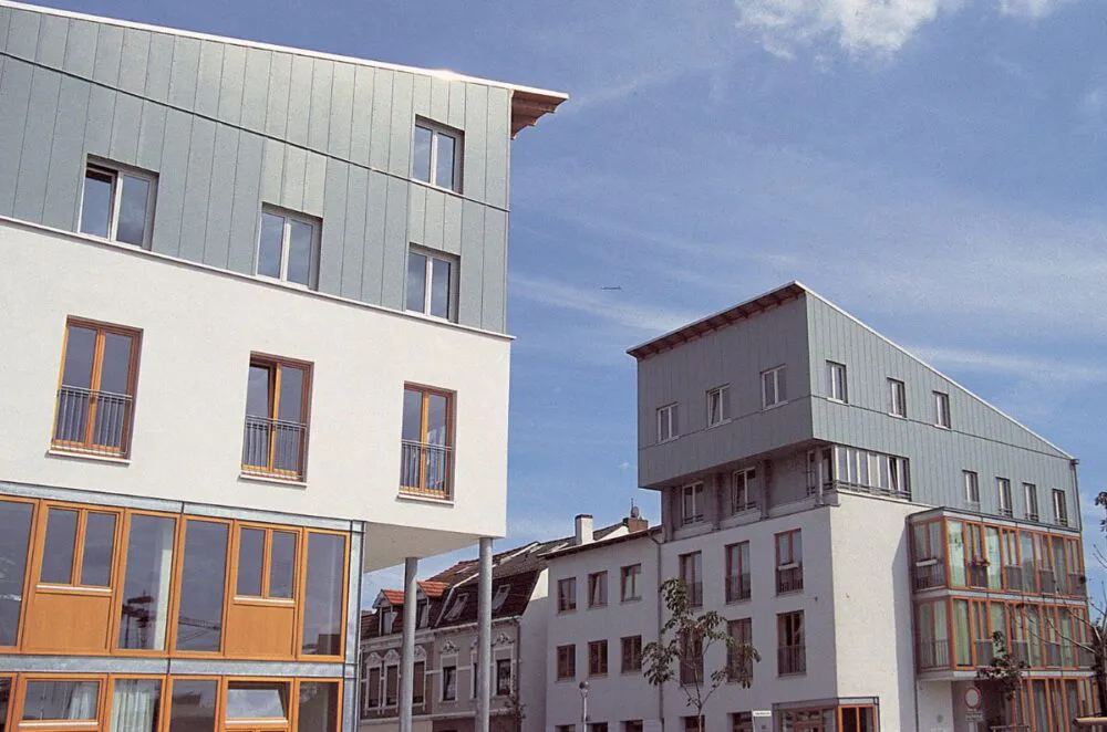 Zu sehen sind die markanten Fensterfronten des Torhaus Nord und Süd als Eingang ins Lindenhofquartier in Gröpelingen.